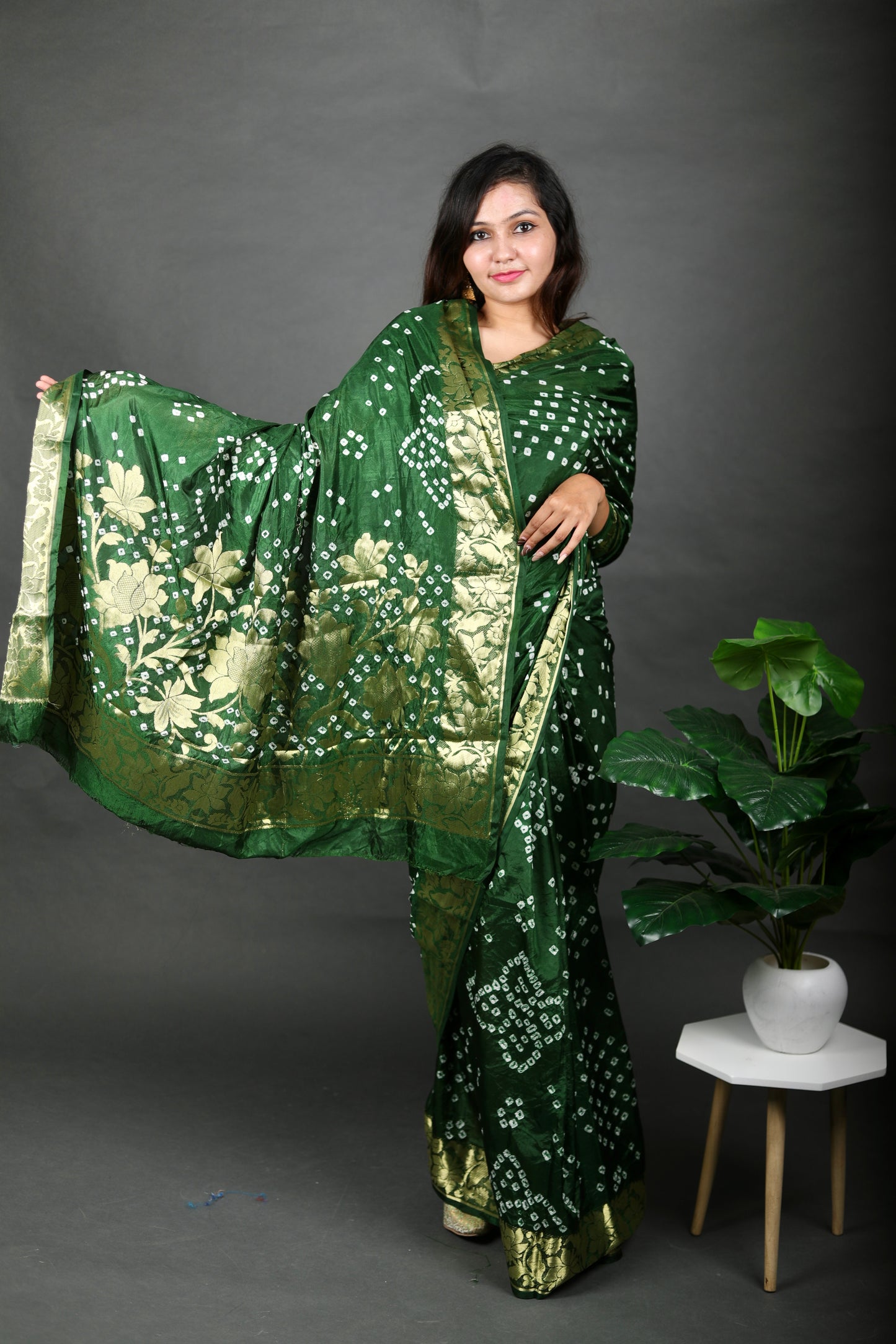 Bandhej with zari weaving Border with Zari Weaving Rich Pallu in tafeta silk fabric