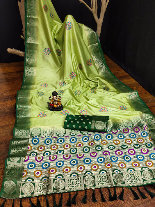 Unique Butta designs and Contrast Rich weaving Pallu